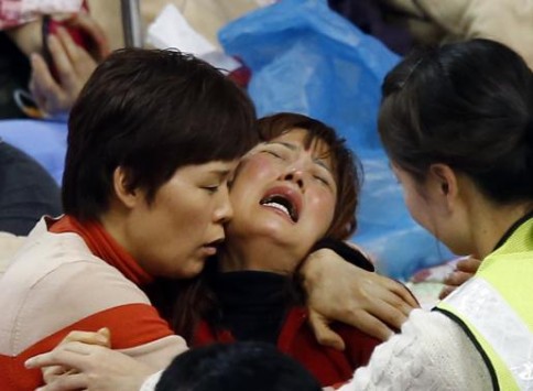 Σταύρωση χωρίς ανάσταση: “Έπνιξαν τα παιδιά μας!” - Δεν ήταν ο καπετάνιος στη γέφυρα – Θρήνος των συγγενών για τα θύματα του ναυαγίου στην Κορέα
