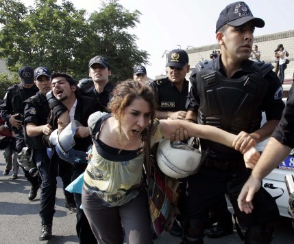 Επιχείρηση της αστυνομίας στην Τουρκία για να συλλάβει διαδηλωτές
