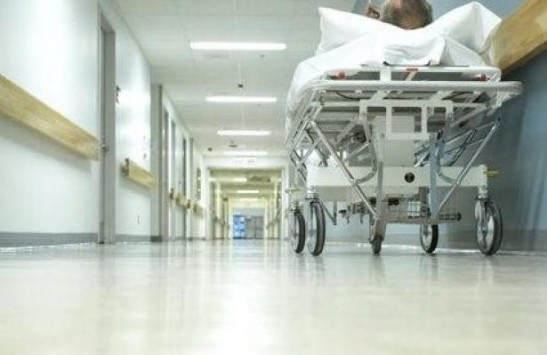 Πάτρα: Πέθανε αλλά δεν τον παίρνουν από το θάλαμο του νοσοκομείου γιατί... δε μπορούν να τον μεταφέρουν!