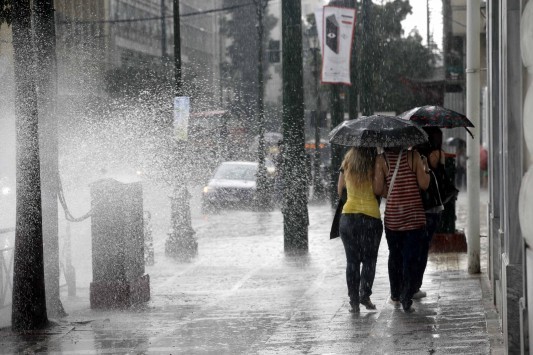 Βροχές, καταιγίδες και... 30άρια σήμερα - Δείτε τον καιρό του Αγίου Πνεύματος