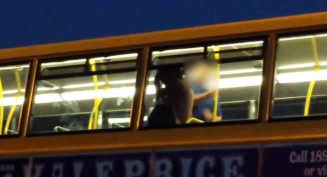 Σαπίζει γυναίκα στο ξύλο μέσα στο λεωφορείο! (video)