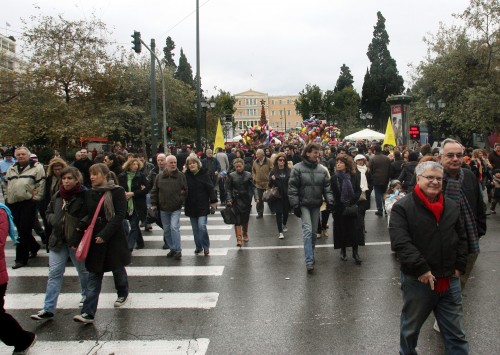 Τι απαντούν οι Έλληνες για τη ζωή τους και τη χώρα τους - Μαύρα αποτελέσματα και στο βάθος ίχνη αισιοδοξίας