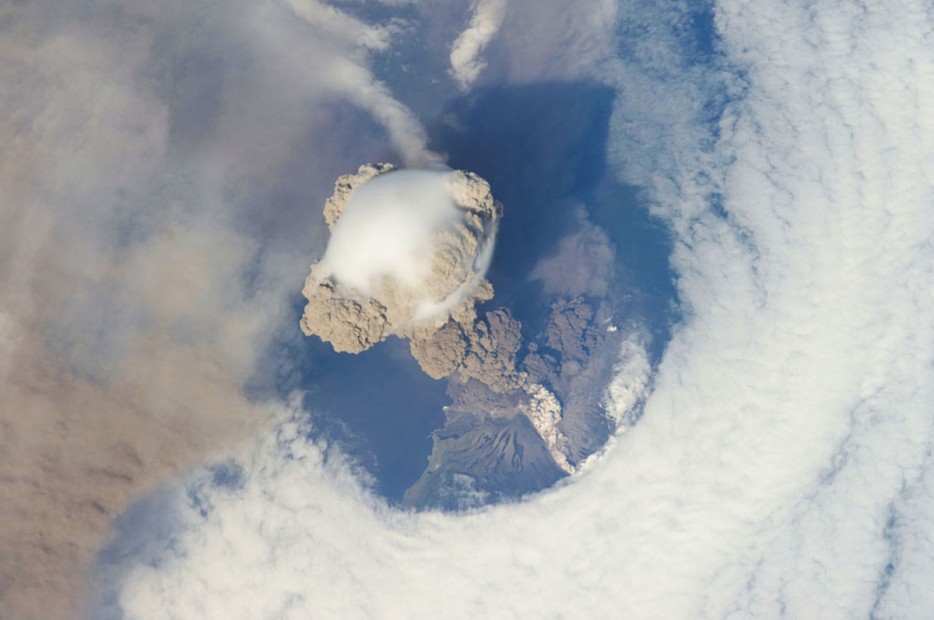 Το ηφαίστειο Sarychev Peak στη Ρωσία καθώς εκρήγνυται το 2009