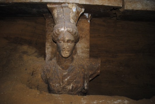 Από τις Σφίγγες στις Καρυάτιδες - Τα νέα συγκλονιστικά ευρήματα στον τάφο της Αμφίπολης - Κοντά σε μια νέα είσοδο του μνημείου οι αρχαιολόγοι (ΦΩΤΟ)