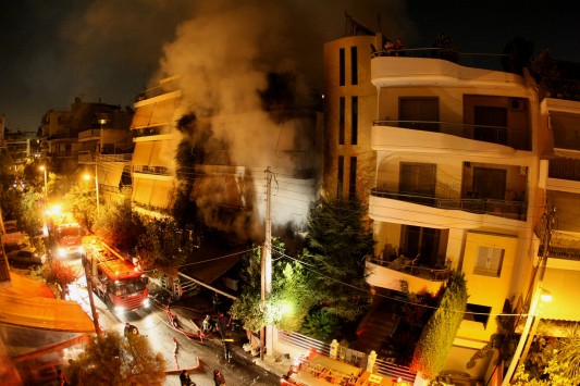Ανείπωτη τραγωδία στο Π. Φάληρο! Δύο νεκροί από την πυρκαγιά στο κτίριο - Ο πυροσβέστης έχασε τη ζωή του προσπαθώντας να σώσει τους ενοίκους