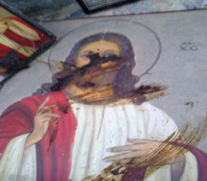 Αίσχος: Ιερόσυλοι βεβήλωσαν με κόπρανα εικόνες του Χριστού (ΦΩΤΟ)