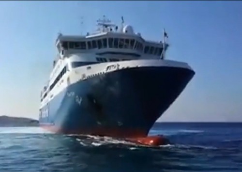 Δονούσα: Ο απίστευτος χαιρετισμός του καπετάνιου σχηματίζοντας σταυρό στην θάλλασα (Βίντεο)