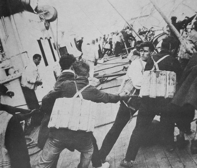 Η εικόνα είναι από ένα άλλο ναυάγιο το 1928. Όμως αυτόπτες μάρτυρες δήλωσαν ότι οι  παρόμοις εικόνες εκτυλίχθηκαν και στον Βρεταννικό! Οι εικόνες είναι από το ναυάγιο του SS VESTRIS το Νοέμβριο του 1928.