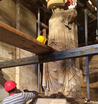 Αμφίπολη: Δέος μπροστά στις Καρυάτιδες - Αποκαλύφθηκαν ολόκληρες - Πάνω από 4 μέτρα το βάθρο με το άγαλμα