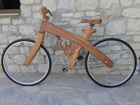Τρίκαλα: Το ξύλινο ποδήλατο που κάνει πάταγο στην πόλη - Δείτε τις εικόνες που κάνουν το γύρο των social media!