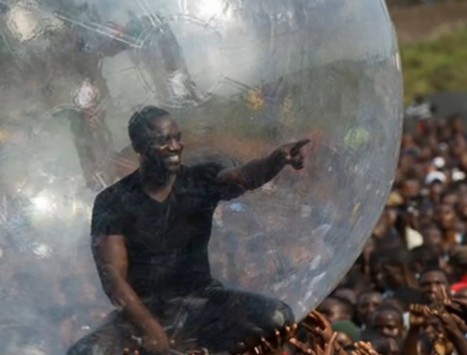 Τραγουδιστής `χώθηκε` στη φούσκα για να γλιτώσει από τον Έμπολα