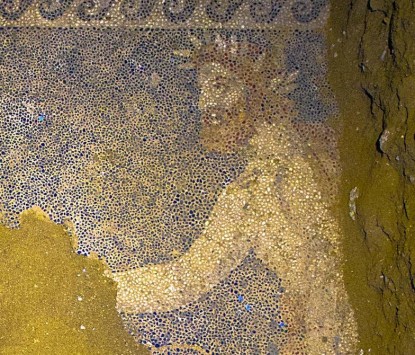 Εντυπωσιακό ψηφιδωτό δάπεδο αποκαλύφθηκε στον τάφο της Αμφίπολης - Το άρμα, τα άλογα και ο θεός Ερμής - Νέες φωτογραφίες