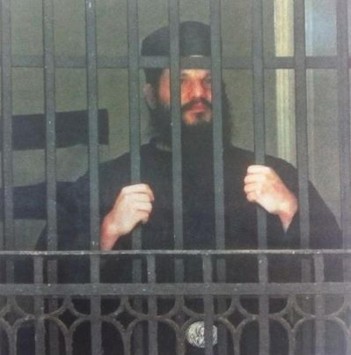 Θεσσαλονίκη: Μοναχός πίσω από τα κάγκελα - ''Γίνομαι ήρωας γιατί είναι παράνομοι'' (Βίντεο)!