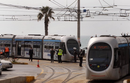 Τραμ “έλιωσε” αυτοκίνητο στο κέντρο