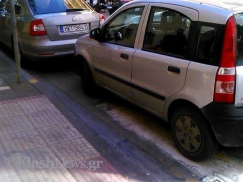 Αστυνομικοί πάρκαραν σε θέση αναπήρου και... μετά ήθελαν να τον `γράψουν` επειδή πάρκαρε αλλού!