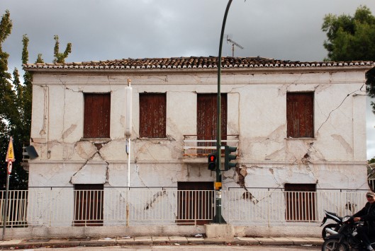   Ζημιές σε 11 σπίτια στο Αίγιο από τον σεισμό – Συνεχίζονται οι έλεγχοι (ΦΩΤΟ)