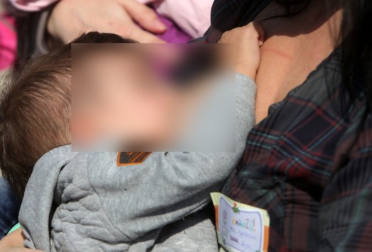 Αχαϊα: Απαγόρευσαν τους αρραβώνες και ανάγκασαν γυναίκα να θηλάσει το μωρό της μέσα στο κατάστημα που δούλευε!