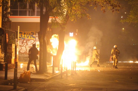 Νέα επιχείρηση της αστυνομίας στα Εξάρχεια - Πεδίο μάχης η Αθήνα μετά την πορεία για τον Γρηγορόπουλο - Στις 211 οι προσαγωγές 