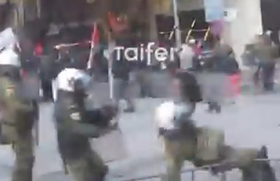 Θεσσαλονίκη: Η τούμπα άντρα των ΜΑΤ που κάνει το γύρο του διαδικτύου - Στον εισαγγελέα 17 άτομα!