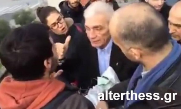 Θεσσαλονίκη: Η στιγμή που ο Γ.Μπουτάρης κατεβάζει πανό του ΣΥΡΙΖΑ - Δείτε στο βίντεο τον διάλογο που ακολούθησε!