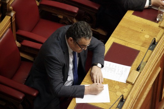Ενώθηκαν για να σώσουν τον Ρωμανό - Σπάνιες εικόνες συναίνεσης στην Βουλή