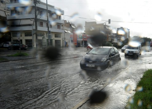 Κακοκαιρία με βροχές και καταιγίδες μέχρι το μεσημέρι - Ποιές περιοχές θα πληγούν