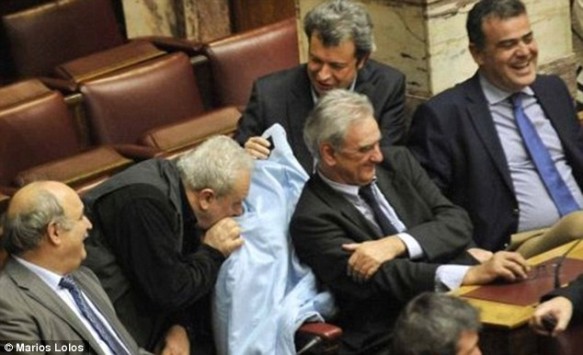 Διεθνώς ρεζίλι μάς έκαναν οι βουλευτές που μύριζαν το παλτό της Ρ. Μακρή! - “Σεξιστές και χυδαίοι” γράφει η Daily Mail - “Οι πολιτικοί ΟΝΤΩΣ βρωμάνε”