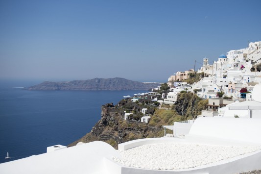 Σαντορίνη: Συγκλονίζει η αυτοκτονία 27χρονης κοπέλας - Την βρήκε νεκρή ο σύντροφός της μέσα στο σπίτι!