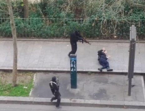 Μαυροφορεμένοι μασκοφόροι έπνιξαν στο αίμα το Παρίσι – Τρομοκρατική επίθεση με καλάσνικοφ στο σατιρικό περιοδικό Charlie Hebdo – Video ντοκουμέντο