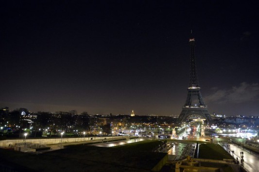 Ο Πύργος του Άιφελ πένθησε για τους 12 `άγγελους` του Charlie Hebdo (ΦΩΤΟ, VIDEO)