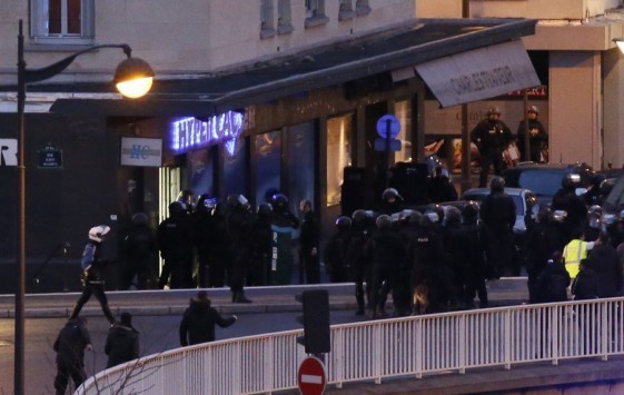 Μακελειό! Τέσσερις όμηροι νεκροί στην επιχείρηση της αστυνομίας στο παντοπωλείο στο Παρίσι! Νεκρός και ο δράστης
