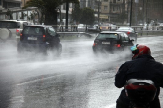 Τοπικές βροχές και δυνατοί άνεμοι την Δευτέρα