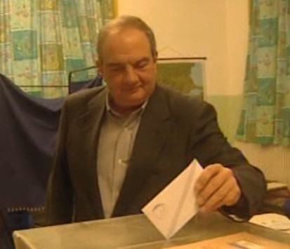 Θεσσαλονίκη: Απρόοπτα στο εκλογικό κέντρο που ψήφισε ο Κώστας Καραμανλής - Το καλώδιο που ''φρέναρε'' τον πρώην πρωθυπουργό (Βίντεο)!