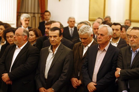 Κατώτατος μισθός στα 751 ευρώ, επαναπρόσληψη 10.000 δημοσίων υπαλλήλων, δωρεάν ρεύμα και πάγωμα αποκρατικοποιήσεων – Τα έδωσαν όλα οι νέοι υπουργοί