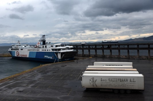 Σε ισχύ το απαγορευτικό απόπλου – Πλοίο προσέκρουσε στο λιμάνι της Πάτρας 