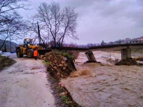 Βιβλική καταστροφή στην Άρτα – Γέφυρα κόπηκε στα δύο (ΦΩΤΟ)