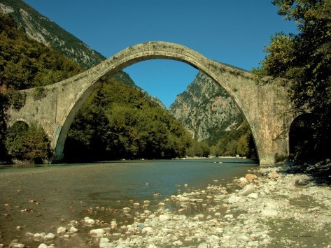 Σοκ στην Ήπειρο: Κατέρρευσε το ιστορικό γεφύρι της Πλάκας από τις βροχές