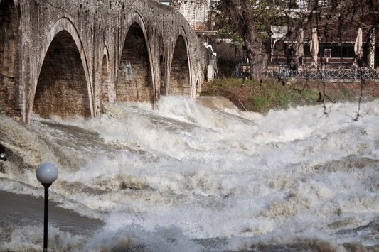 Εικόνες που κόβουν την ανάσα από την πλημμυρισμένη Άρτα