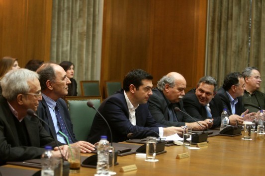 Το θρίλερ των διαπραγματεύσεων τινάζει στον αέρα τις προγραμματικές της κυβέρνησης - Όλα δείχνουν πως αλλάζει ημερομηνία