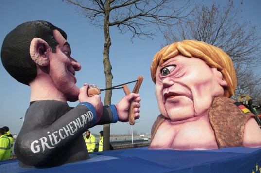 Ο Τσίπρας σημαδεύει με σφεντόνα τη Μέρκελ! Έγιναν άρμα σε καρναβάλι της Γερμανίας (ΦΩΤΟ)