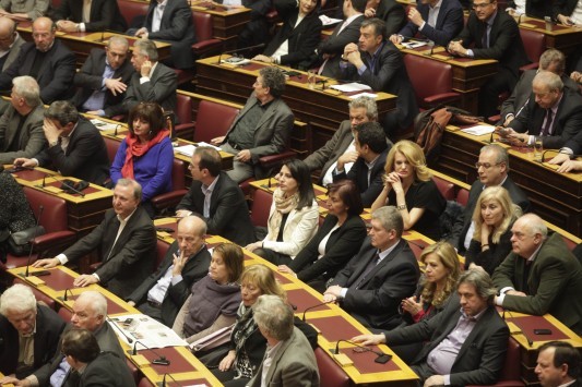 Αιφνιδίασε ο Τσίπρας με την ψηφοφορία των βουλευτών του για τη συμφωνία - Τουλάχιστον 10 βουλευτές επέλεξαν το λευκό ή καταψήφισαν