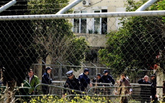 Χάος για τα σύνορα! Οργή στο Μαξίμου για τις καταγγελίες Σαμαρά περί `ελευθέρας` στους παράνομους μετανάστες - Τι απαντά ο Πανούσης Χάος για τα σύνορα! Οργή στο Μαξίμου για τις καταγγελίες Σαμαρά περί `ελευθέρας` στους παράνομους μετανάστες - Τι απαντά ο Πανούσης