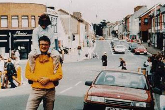 Μια φωτογραφία ενός πατέρα με την κόρη του στις 15 Αυγούστου 1998. Στιγμές αργότερα εξερράγη το κόκκινο αυτοκίνητο, σκοτώνοντας 29 ανθρώπους. Ο εκρηκτικός μηχανισμός είχε τοποθετηθεί από τον "Real IRA".