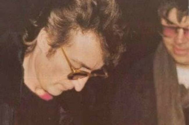 Θαυμαστής ζητά από τον John Lennon να του υπογράψει ένα αυτόγραφο. Δεν φανταζόταν ότι ο Mark David Chapman θα ήταν ο άνθρωπος που τελικά θα τον δολοφονούσε. 