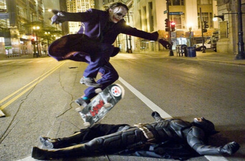 Ο αδικοχαμένος Χιθ Λέτζερ κάνει σκέϊτ πάνω από τον Κρίστιαν Μπέϊλ - The Dark Knight