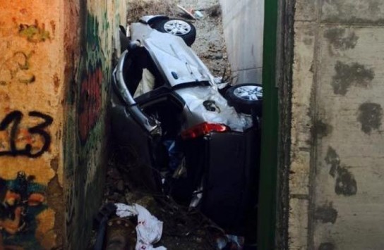 Απίστευτο τροχαίο με νεκρό στην Πάτρα – Το αυτοκίνητο σφηνώθηκε ανάμεσα σε δύο γέφυρες (ΦΩΤΟ)