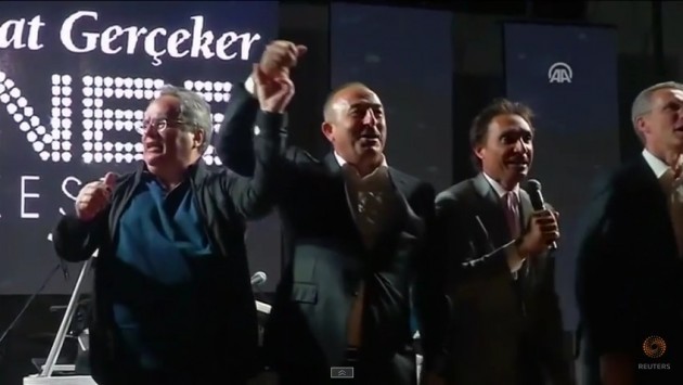 Ο Κοτζιάς τραγουδούσε χέρι χέρι με τον Τούρκο ομόλογό του το `We Are The World` (ΒΙΝΤΕΟ)