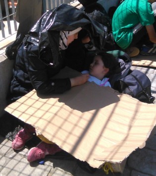 Δεν έγινε τίποτα! Ακόμα... `λιάζονται` οι μετανάστες στη Μυτιλήνη παρά τις υποσχέσεις της Χριστοδουλοπούλου - Εικόνες που `σφίγγουν` το στομάχι