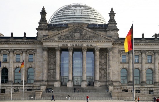 `Βόμβα` Γερμανού ευρωβουλευτή: Η Ελλάδα χρειάζεται μείωση του χρέους!