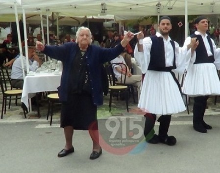 Αρκαδία: Η γιαγιά που άφησε τη μαγκούρα και εξέπληξε τους πάντες - Δείτε το βίντεο από την πλατεία της Στεμνίτσας!